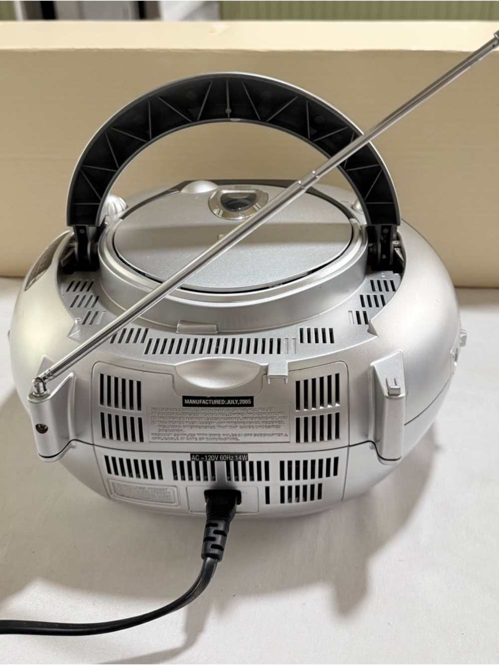 Durabrand AM/FM Radio Portable CD Player / Model CD-1095 Silver & Black - Picture 4 of 10